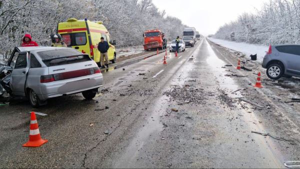 Двое мужчин погибли в лобовом ДТП на мокрой дороге на Кубани