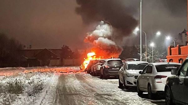 Машина взорвалась около жилого дома в Подмосковье