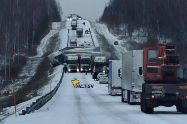 В Кемеровской области перекрыта трасса из-за ДТП с 18 машинами