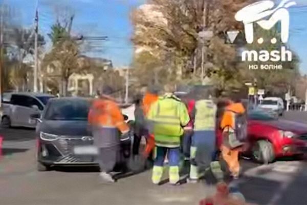 В Крыму попало на видео, как дорожные рабочие усмирили буйного водителя