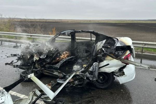 В массовом ДТП в Ростовской области вспыхнул автомобиль с матерью и ребенком